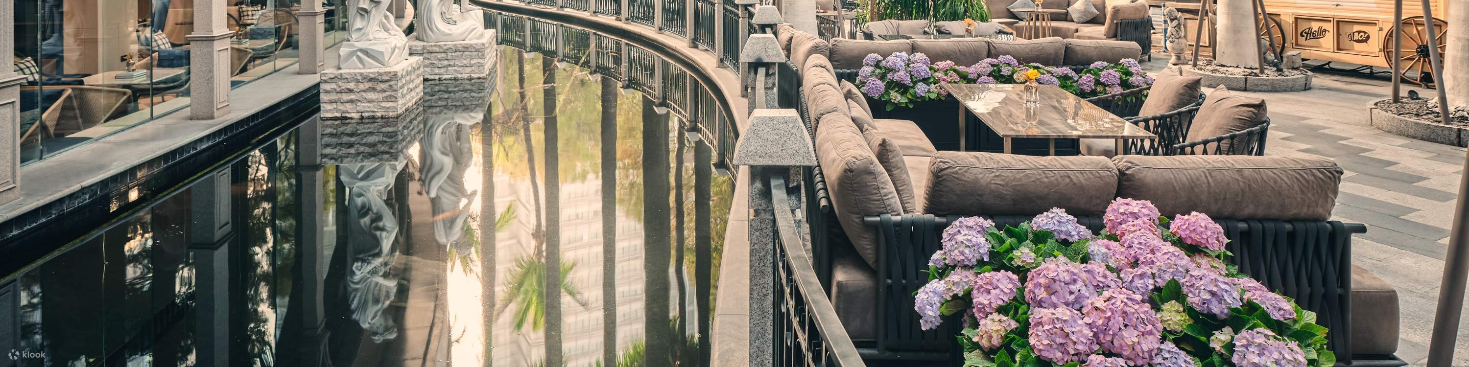 Benachbarte Bar + Garten im Freien